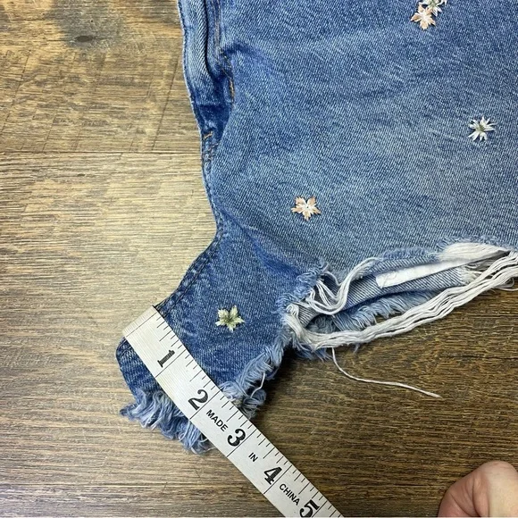American Eagle Floral Embroidered High Rise Cut Off Mom Shorts Womens Sz 4 - Picture 8 of 11